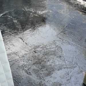 משטח אטום בזפת שחורה עם כלים על אדן החלון