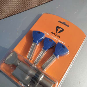 מנעול צילינדר עם שלושה מפתחות כחולים