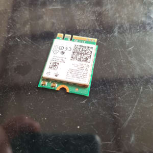 כרטיס רשת אלחוטי קטן על משטח כהה