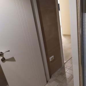 דלת חדשה מותקנת עם רצפת אריחים