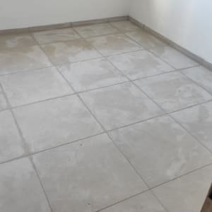 רצפה מרוצפת באריחים חדשים בחדר ריק