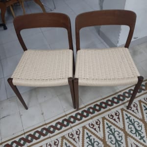 שני כיסאות עץ עם ריפוד קלוע בהיר