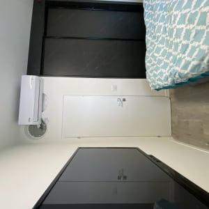 דלת לבנה עם ידית כסופה בחדר שינה