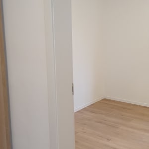 משקוף דלת לבן עם רצפת עץ