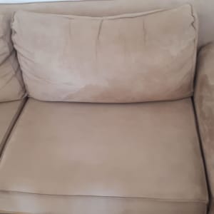 ספה חומה עם כתמים קלים על המושב