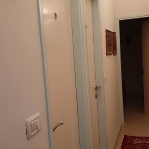 מסדרון עם דלתות צבועות בלבן ופרופילים כחולים