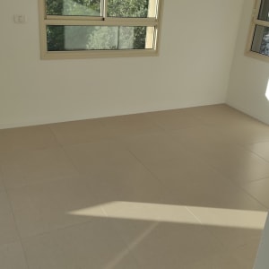 רצפה נקייה עם אור שמש נכנס דרך החלון