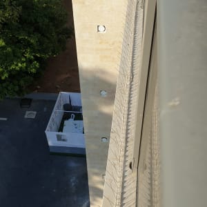 דוקרנים למניעת יונים על מעקה בניין