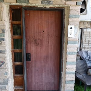 דלת עץ עם ידית שחורה ומסגרת מתכת