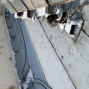 איטום גג עם יריעות ביטומניות וחומרי איטום