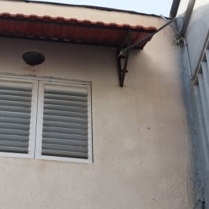 רשת שחורה מכסה פתח בקיר חיצוני