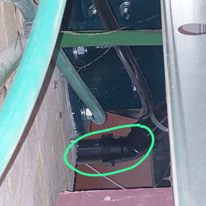 צינור שחור עם חיבורי מתכת בקיר