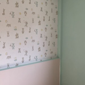 טפט עם דובונים וארנבים על קיר חדר ילדים