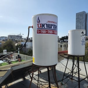 דוד שמש על גג עם צינורות וחיבורים