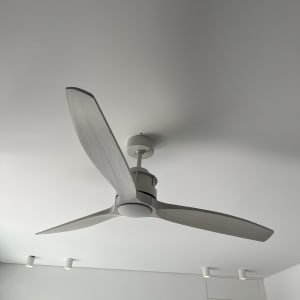 מאוורר תקרה לבן מותקן על תקרה לבנה