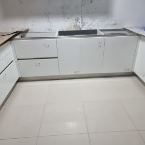 ארונות מטבח לבנים מותקנים בחלל שיפוץ