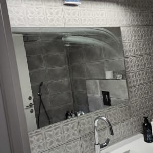 מנורת לד מותקנת מעל מראה בחדר אמבטיה