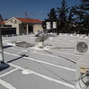 גג אטום עם חומרי איטום לבנים וקווי איטום ברורים