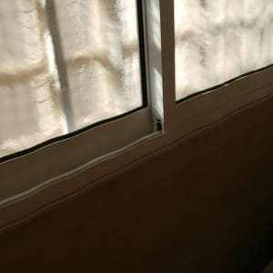 חלון אלומיניום עם זכוכית מטושטשת