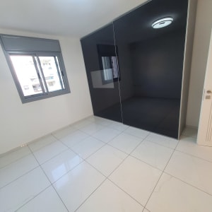 חדר עם רצפה נקייה ומבריקה