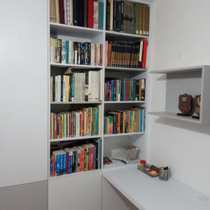 מדף ספרים עם שולחן עבודה מובנה