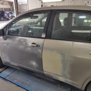 רכב בתהליך תיקון פחחות עם סימני שיוף וצבע