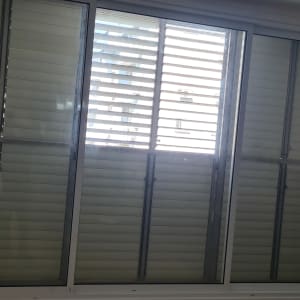 חלון אלומיניום עם תריסים סגורים