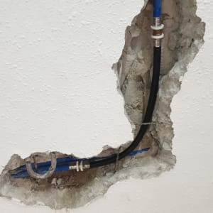 צינורות מים חשופים בקיר שבור