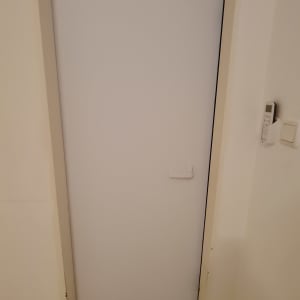 דלת לבנה עם קילופי צבע בתחתית