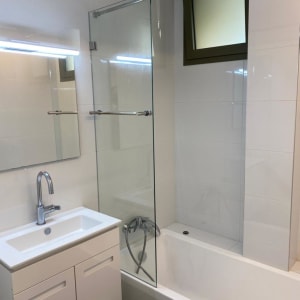 מקלחת עם דלת זכוכית וברז מתכת