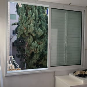 חלון אלומיניום עם תריסים פנימיים