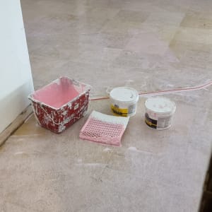 דלי צבע ורוד, מברשת, דלי צבע לבן