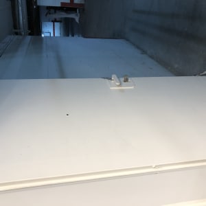 דלת לבנה עם מנעול ובריח מתכת