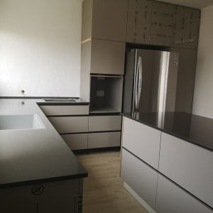 משטחי שיש שחורים במטבח מודרני עם כיור מובנה