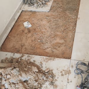 רצפה פתוחה עם ערימות עפר וכלי עבודה