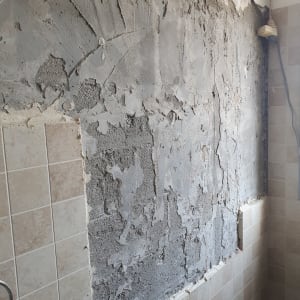 קיר עם טיח מתקלף בתהליך שיפוץ