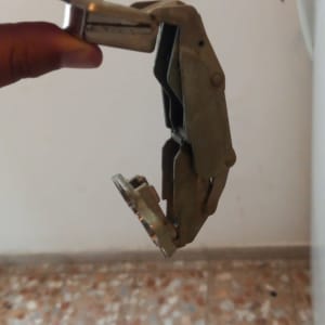 ציר מתכת ביד של אדם