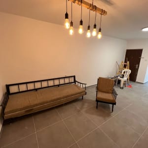 סולם וכלי עבודה ליד קיר לבן