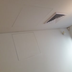 תקרת גבס עם פתחי אוורור ומכסה מרובע