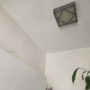 תקרה צבועה עם סימני תיקון בצבע