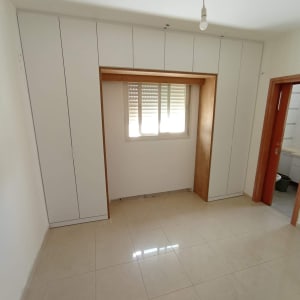 ארון קיר לבן עם דלתות עץ