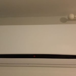 מזגן קיר לבן עם לוגו אמקור