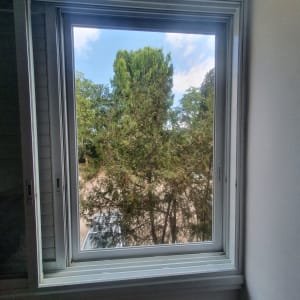 חלון אלומיניום עם מסגרת לבנה