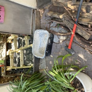 כלי עבודה ועץ בגינה, פטיש, קרשים, עציצים