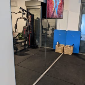 מראה גדולה על קיר בחדר כושר ביתי