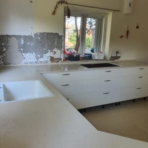 משטח שיש במטבח עם כיור לבן מובנה