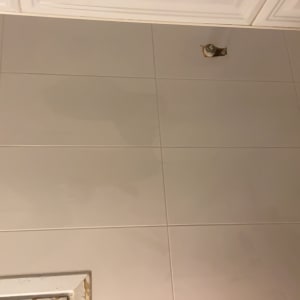 קיר עם אריחים וחורים להתקנה