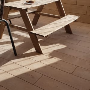 חבילות קרטון וכלי עבודה על רצפת עץ