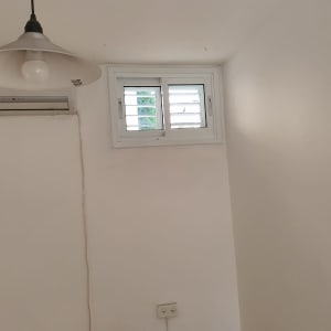 חלון אלומיניום קטן עם תריסים