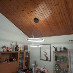 נברשת עגולה תלויה מהתקרה עם תאורה לבנה